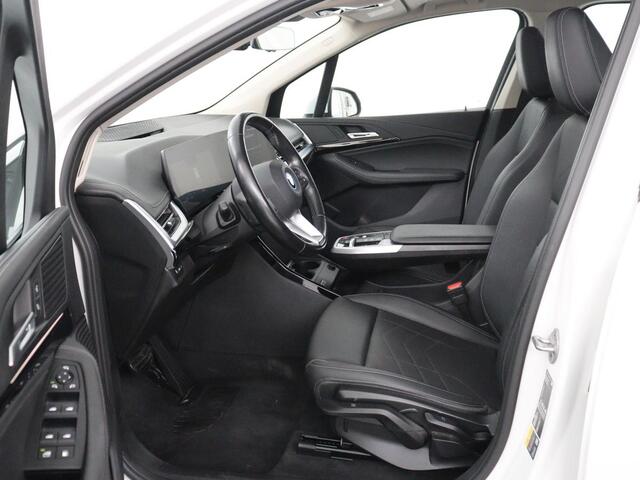 BMW 2-SERIE 225 e xDrive Luxury Line | SOH 91,6% | Leder | Carplay | Navigatie | Sfeerverlichting | Cruise control | Climate control | Camera | Park assist |