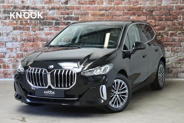 BMW 2-SERIE Active Tourer 218i Executive Luxury Line Automaat / Widescreen Display / Navigatiesysteem / Harman Kardon / DAB / Parkeerhulpsysteem / Comfortpakket / Extra Getint glas / 17 Inch