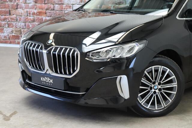 BMW 2-SERIE Active Tourer 218i Executive Luxury Line Automaat / Widescreen Display / Navigatiesysteem / Harman Kardon / DAB / Parkeerhulpsysteem / Comfortpakket / Extra Getint glas / 17 Inch