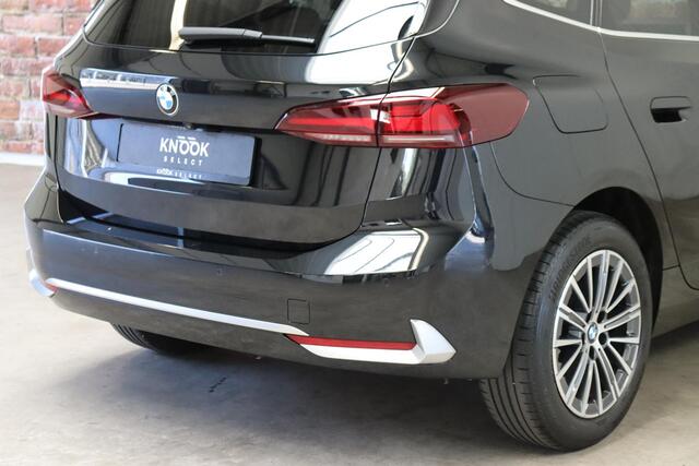 BMW 2-SERIE Active Tourer 218i Executive Luxury Line Automaat / Widescreen Display / Navigatiesysteem / Harman Kardon / DAB / Parkeerhulpsysteem / Comfortpakket / Extra Getint glas / 17 Inch