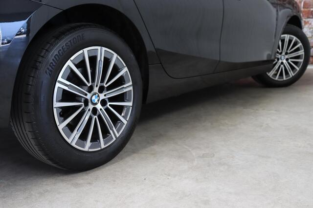 BMW 2-SERIE Active Tourer 218i Executive Luxury Line Automaat / Widescreen Display / Navigatiesysteem / Harman Kardon / DAB / Parkeerhulpsysteem / Comfortpakket / Extra Getint glas / 17 Inch