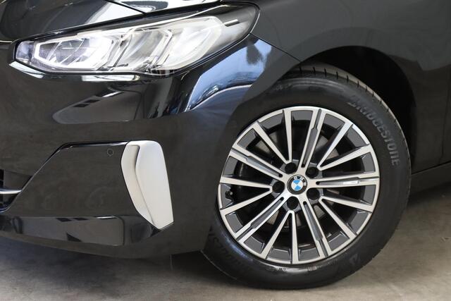 BMW 2-SERIE Active Tourer 218i Executive Luxury Line Automaat / Widescreen Display / Navigatiesysteem / Harman Kardon / DAB / Parkeerhulpsysteem / Comfortpakket / Extra Getint glas / 17 Inch