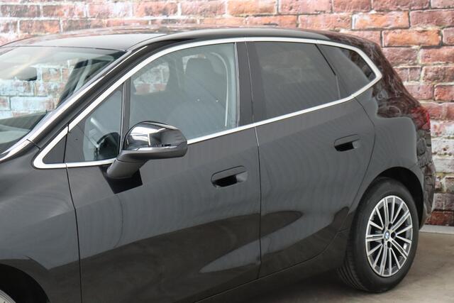 BMW 2-SERIE Active Tourer 218i Executive Luxury Line Automaat / Widescreen Display / Navigatiesysteem / Harman Kardon / DAB / Parkeerhulpsysteem / Comfortpakket / Extra Getint glas / 17 Inch