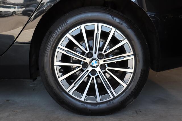 BMW 2-SERIE Active Tourer 218i Executive Luxury Line Automaat / Widescreen Display / Navigatiesysteem / Harman Kardon / DAB / Parkeerhulpsysteem / Comfortpakket / Extra Getint glas / 17 Inch
