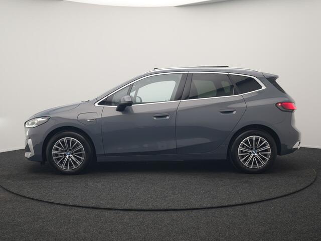 BMW 2-SERIE Active Tourer 225e xDrive Luxury Line PHEV 245pk Dealer O.H | Trekhaak Af Fabriek | Panodak | Adaptive Cruise | Lederen Sportstoelen Massage & Memory | Stoelen & Stuur Verwarmd | Blis | Sfeerverlichting | Apple Carplay | Widescreen Navigatie | Plug In Hybrid |