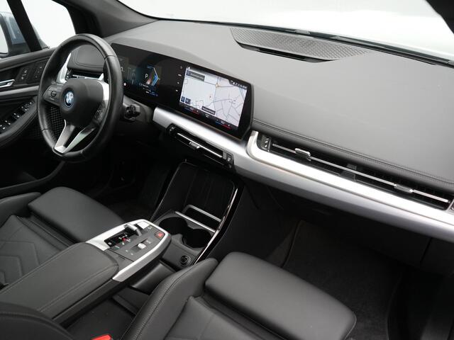 BMW 2-SERIE Active Tourer 225e xDrive Luxury Line PHEV 245pk Dealer O.H | Trekhaak Af Fabriek | Panodak | Adaptive Cruise | Lederen Sportstoelen Massage & Memory | Stoelen & Stuur Verwarmd | Blis | Sfeerverlichting | Apple Carplay | Widescreen Navigatie | Plug In Hybrid |