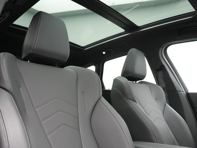 BMW 2-SERIE Active Tourer 225e xDrive Luxury Line PHEV 245pk Dealer O.H | Trekhaak Af Fabriek | Panodak | Adaptive Cruise | Lederen Sportstoelen Massage & Memory | Stoelen & Stuur Verwarmd | Blis | Sfeerverlichting | Apple Carplay | Widescreen Navigatie | Plug In Hybrid |