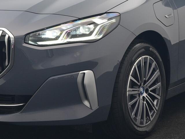 BMW 2-SERIE Active Tourer 225e xDrive Luxury Line PHEV 245pk Dealer O.H | Trekhaak Af Fabriek | Panodak | Adaptive Cruise | Lederen Sportstoelen Massage & Memory | Stoelen & Stuur Verwarmd | Blis | Sfeerverlichting | Apple Carplay | Widescreen Navigatie | Plug In Hybrid |
