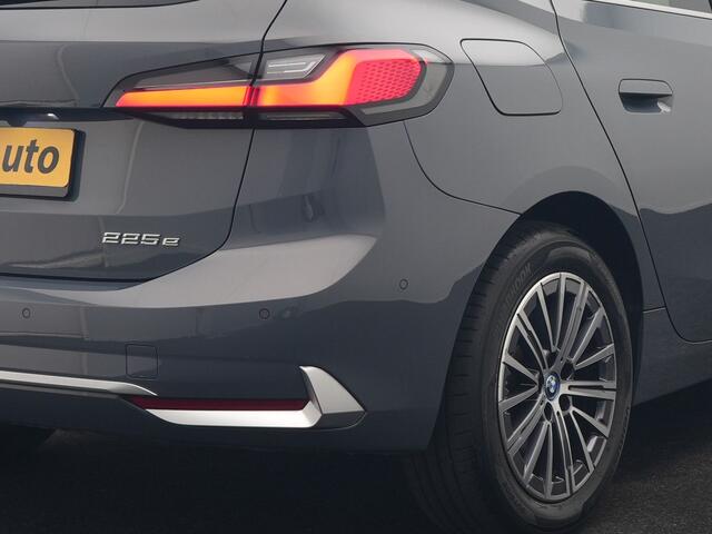 BMW 2-SERIE Active Tourer 225e xDrive Luxury Line PHEV 245pk Dealer O.H | Trekhaak Af Fabriek | Panodak | Adaptive Cruise | Lederen Sportstoelen Massage & Memory | Stoelen & Stuur Verwarmd | Blis | Sfeerverlichting | Apple Carplay | Widescreen Navigatie | Plug In Hybrid |