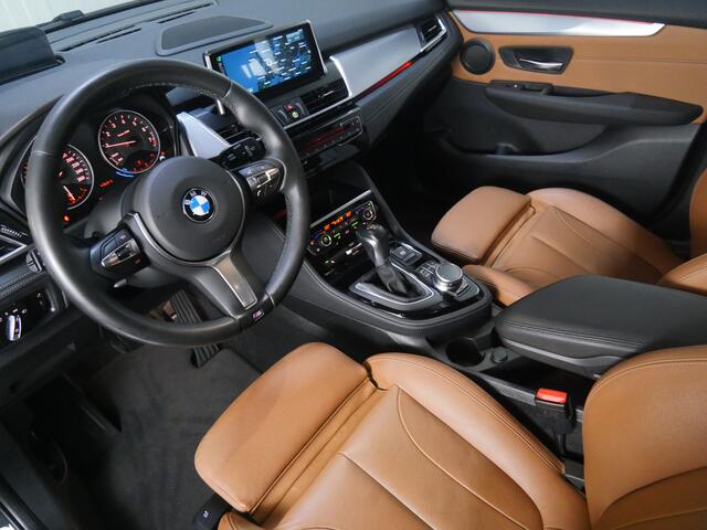 BMW 2-SERIE GRAN TOURER 218i High Executive Luxury Line Automaat / Achteruitrijcamera / Sportstoelen / Head-Up / LED / Navigatie Plus / Park Assistant / Stoelverwarming