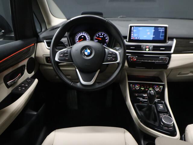BMW 2-SERIE GRAN TOURER 218i High Executive Edition [HEAD-UP DISPLAY, NAVIGATIE, PDC V+A, STOELVERWARMING, CRUISE CONTROL, VOL LEDER, ELEKTRISCHE ACHTERKLEP, NIEUWSTAAT]