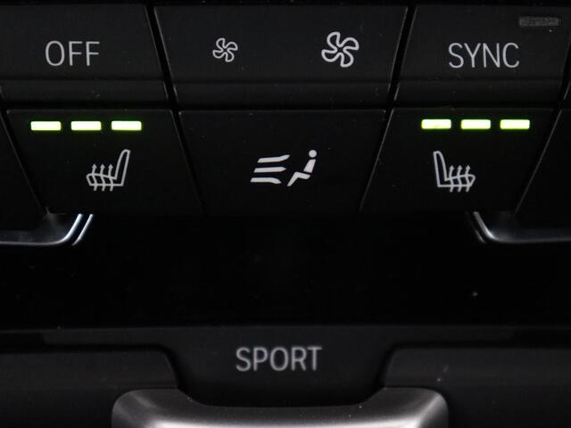 BMW 2-SERIE GRAN TOURER 216i Luxury Line 7-persoons | Trekhaak | Stoelverwarming | Leder | Head-Up | Camera | Navigatie | Full LED | Park Assist | Sfeerverlichting | Climate control | Getint glas