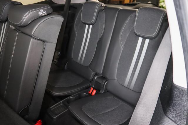 BMW 2-SERIE GRAN TOURER 218i Sportline 7-Persoons Trekhaak, Head Up, Navigatie,