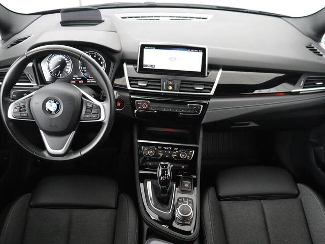 BMW 2-SERIE GRAN TOURER 218i 7 Persoons Executive | Sport Line | 1e eigenaar | Stoelverwarming | Head-Up | Trekhaak | Sportstoelen | Half leder | Navigatie | Climate control | Parkeerhulp | Cruise control