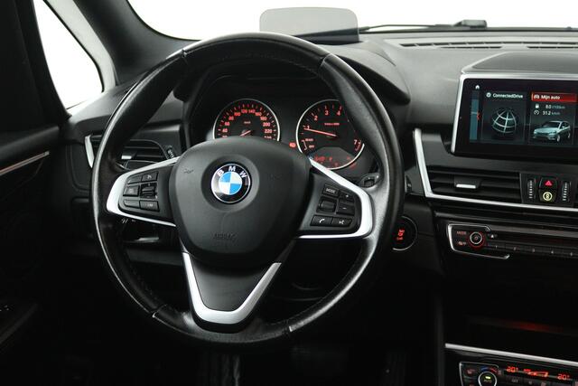 BMW 2-SERIE GRAN TOURER 220i High Executive (PANORAMADAK, STOELVERWARMING, TREKHAAK, CAMERA)