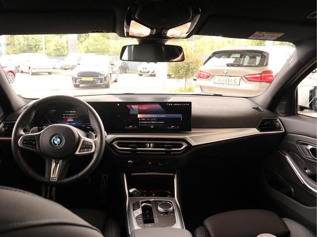 BMW 3-SERIE Sedan 320e M-Sportpakket / Stuurwielrand verwarmd / Active Cruise Control