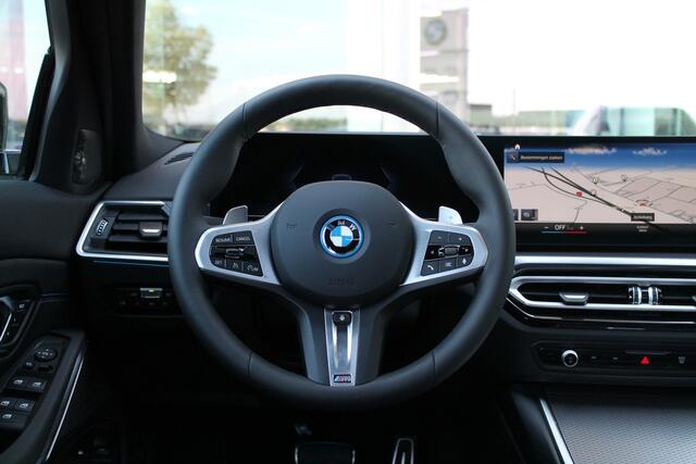 BMW 3-SERIE 320e M Sport Automaat / Schuif-kanteldak / Sportstoelen / Adaptieve LED / Comfort Access / Parking Assistant / Widescreen Display / Live Cockpit Plus