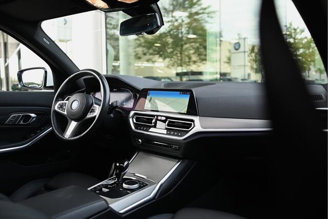 BMW 3-SERIE Touring 330e xDrive High Executive M Sport Automaat / Panoramadak / Laserlight / Sportstoelen / Active Cruise Control / Head-Up / Comfort Access