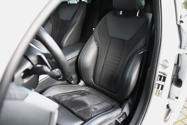 BMW 3-SERIE Touring 330e xDrive High Executive M Sport Automaat / Panoramadak / Laserlight / Sportstoelen / Active Cruise Control / Head-Up / Comfort Access