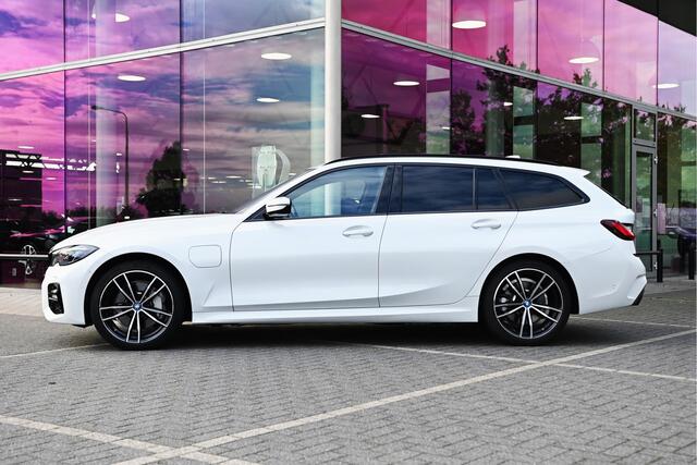 BMW 3-SERIE Touring 330e xDrive High Executive M Sport Automaat / Panoramadak / Laserlight / Sportstoelen / Active Cruise Control / Head-Up / Comfort Access