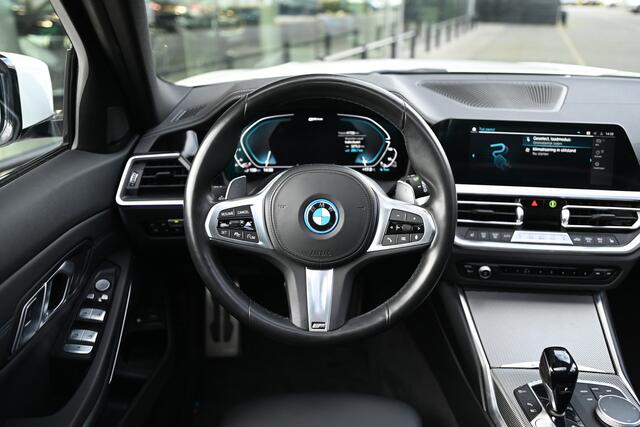 BMW 3-SERIE Touring 330e xDrive High Executive M Sport Automaat / Panoramadak / Laserlight / Sportstoelen / Active Cruise Control / Head-Up / Comfort Access