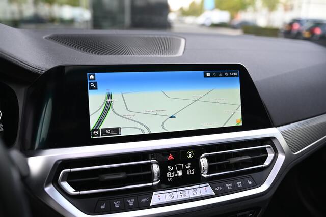 BMW 3-SERIE Touring 330e xDrive High Executive M Sport Automaat / Panoramadak / Laserlight / Sportstoelen / Active Cruise Control / Head-Up / Comfort Access