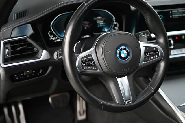 BMW 3-SERIE Touring 330e xDrive High Executive M Sport Automaat / Panoramadak / Laserlight / Sportstoelen / Active Cruise Control / Head-Up / Comfort Access
