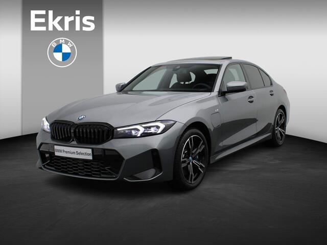 BMW 3-SERIE Sedan 320e M Sportpakket Pro | Travel Pack | Innovation Pack | Entertainment Pack | Stuurwielrand Verwarmd | Trekhaak | Schuifdak | Driving Assistant | DAB | HiFi | 18''