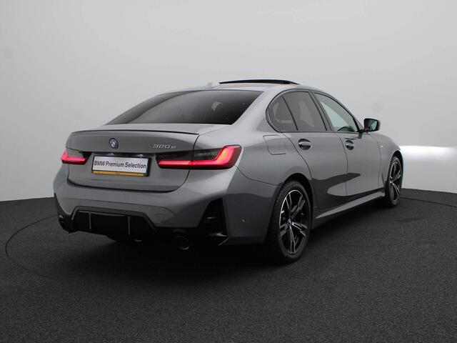 BMW 3-SERIE Sedan 320e M Sportpakket Pro | Travel Pack | Innovation Pack | Entertainment Pack | Stuurwielrand Verwarmd | Trekhaak | Schuifdak | Driving Assistant | DAB | HiFi | 18''