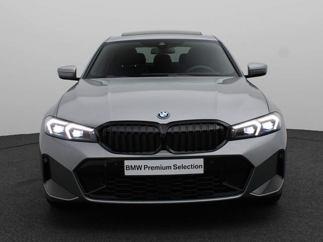 BMW 3-SERIE Sedan 320e M Sportpakket Pro | Travel Pack | Innovation Pack | Entertainment Pack | Stuurwielrand Verwarmd | Trekhaak | Schuifdak | Driving Assistant | DAB | HiFi | 18''