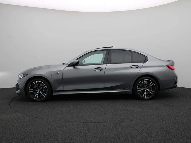 BMW 3-SERIE Sedan 320e M Sportpakket Pro | Travel Pack | Innovation Pack | Entertainment Pack | Stuurwielrand Verwarmd | Trekhaak | Schuifdak | Driving Assistant | DAB | HiFi | 18''