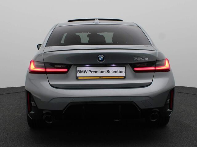 BMW 3-SERIE Sedan 320e M Sportpakket Pro | Travel Pack | Innovation Pack | Entertainment Pack | Stuurwielrand Verwarmd | Trekhaak | Schuifdak | Driving Assistant | DAB | HiFi | 18''