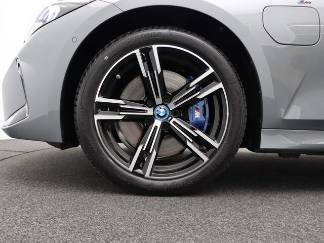 BMW 3-SERIE Sedan 320e M Sportpakket Pro | Travel Pack | Innovation Pack | Entertainment Pack | Stuurwielrand Verwarmd | Trekhaak | Schuifdak | Driving Assistant | DAB | HiFi | 18''