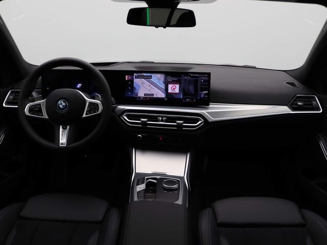 BMW 3-SERIE Sedan 320e M Sportpakket Pro | Travel Pack | Innovation Pack | Entertainment Pack | Stuurwielrand Verwarmd | Trekhaak | Schuifdak | Driving Assistant | DAB | HiFi | 18''