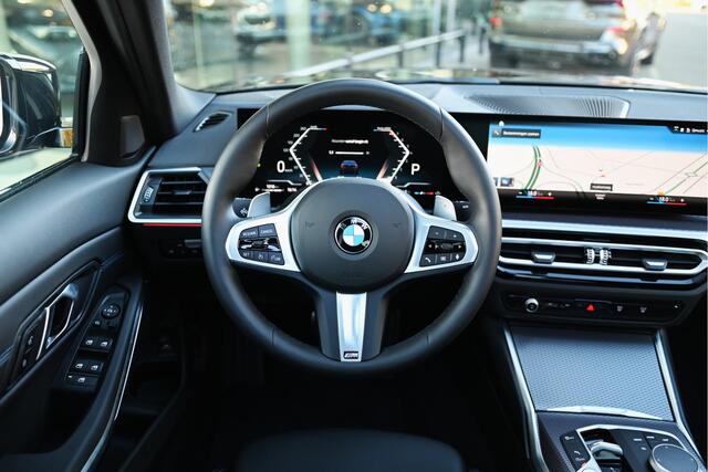 BMW 3-SERIE 318i M Sport Automaat / Schuif-kanteldak / Trekhaak / Sportstoelen / Parking Assistant / M Sportonderstel / Stoelverwarming