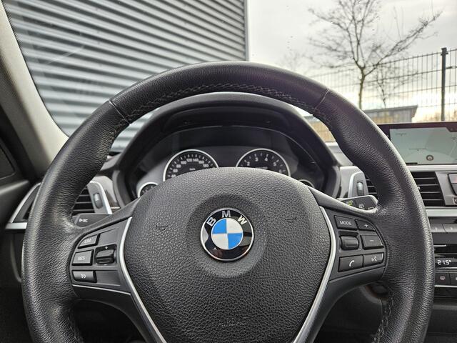 BMW 3-SERIE Touring 320i Edition Luxury Line 184pk Automaat | Panodak | Trekhaak af Fabriek | Lederen Bekleding | LED Koplampen | 18"L.M | Navi Full Map | Stoelverwarming |