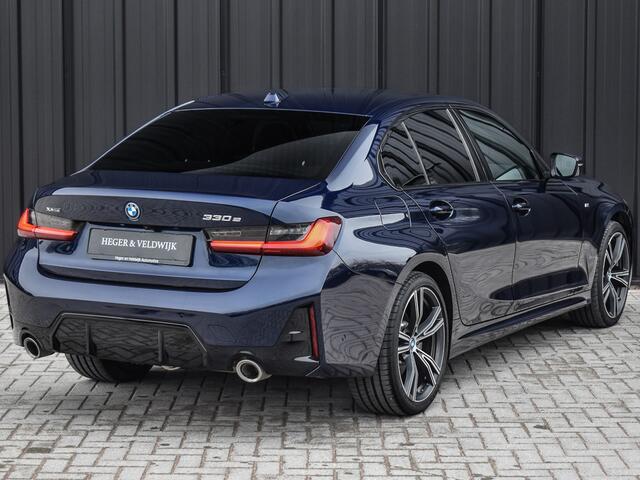 BMW 3-SERIE 330e xDRIVE | M-SPORT | TREKHAAK | SPORTSTOELEN | ACTIVE CRUISE CONTROL | CAMERA | LEDEREN BEKLEDING | DAB+ | HIFI SOUND | SHADOW-LINE | STOEL- EN STUUR VERWARMING