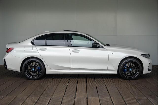 BMW 3-SERIE Sedan 320e | M Sportpakket | Travel Pack | Entertainment Pack