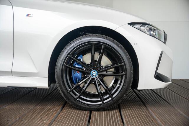 BMW 3-SERIE Sedan 320e | M Sportpakket | Travel Pack | Entertainment Pack