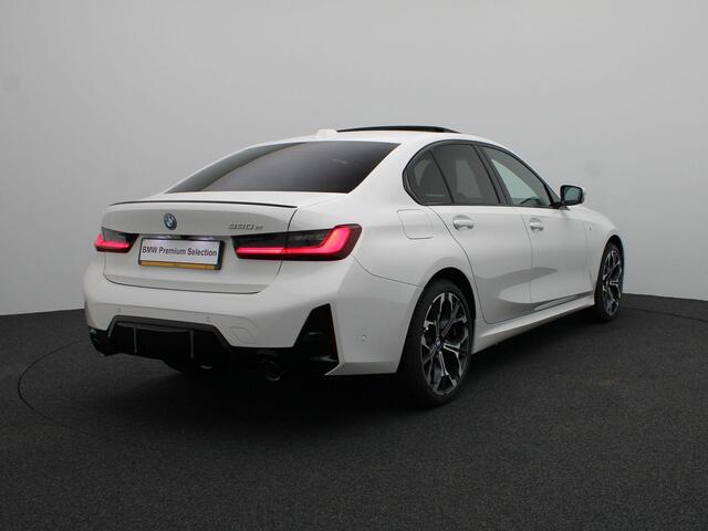 BMW 3-SERIE Sedan 330e M Sportpakket Pro | Stuurwielrand Verwarmd | Trekhaak | Geluidswerende Ramen | Schuifdak | Verwarmde Voorstoelen | Parking Assistant | Harman Kardon | 19''