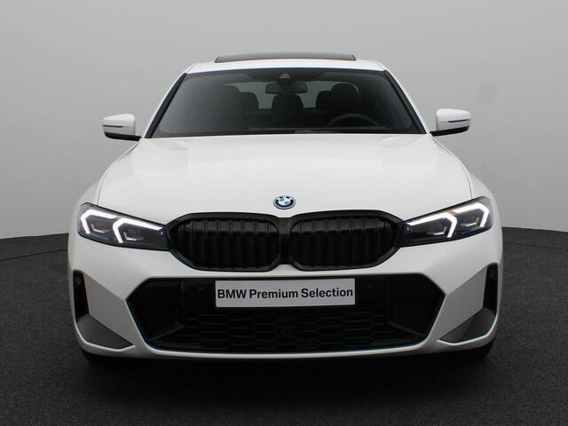 BMW 3-SERIE Sedan 330e M Sportpakket Pro | Stuurwielrand Verwarmd | Trekhaak | Geluidswerende Ramen | Schuifdak | Verwarmde Voorstoelen | Parking Assistant | Harman Kardon | 19''