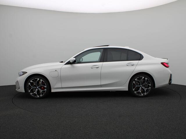 BMW 3-SERIE Sedan 330e M Sportpakket Pro | Stuurwielrand Verwarmd | Trekhaak | Geluidswerende Ramen | Schuifdak | Verwarmde Voorstoelen | Parking Assistant | Harman Kardon | 19''