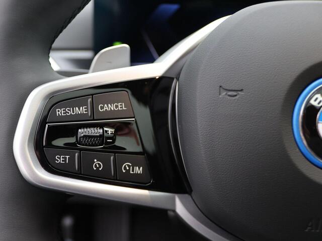BMW 3-SERIE Sedan 330e M Sportpakket Pro | Stuurwielrand Verwarmd | Trekhaak | Geluidswerende Ramen | Schuifdak | Verwarmde Voorstoelen | Parking Assistant | Harman Kardon | 19''