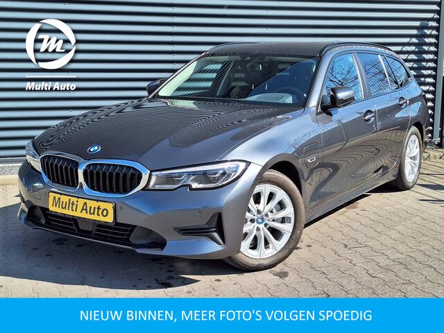 BMW 3-SERIE Touring 330e Sportline Plug In Hybrid PHEV | Trekhaak af Fabriek | Adaptive Cruise Control | 360 Camera |Head Up | Sportstoelen Verwarmd | Carplay | Keyless | Virtual | BLIS | Navi Full Map |