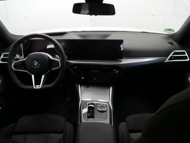 BMW 3-SERIE Touring 330e xDrive - Facelift 2 - Grote Range - Pano - Trekhaak - Harman Kardon