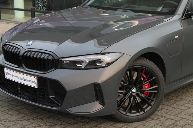 BMW 3-SERIE Touring 330e High Executive M Sport Automaat / Panoramadak / Trekhaak / Adaptieve LED / Stoelverwarming / Harman Kardon / Parking Assistant Plus / Live Cockpit Professional