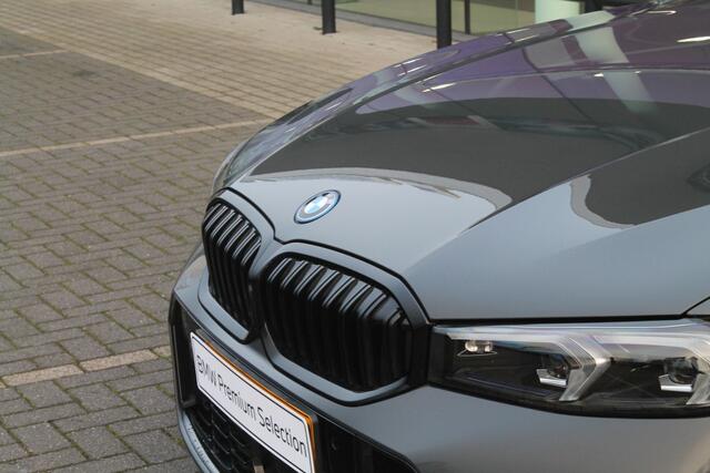 BMW 3-SERIE Touring 330e High Executive M Sport Automaat / Panoramadak / Trekhaak / Adaptieve LED / Stoelverwarming / Harman Kardon / Parking Assistant Plus / Live Cockpit Professional