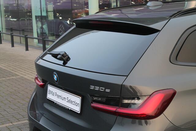 BMW 3-SERIE Touring 330e High Executive M Sport Automaat / Panoramadak / Trekhaak / Adaptieve LED / Stoelverwarming / Harman Kardon / Parking Assistant Plus / Live Cockpit Professional