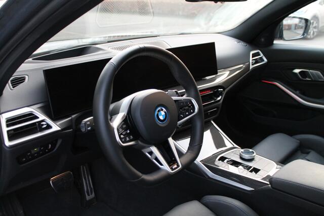 BMW 3-SERIE Touring 330e High Executive M Sport Automaat / Panoramadak / Trekhaak / Adaptieve LED / Stoelverwarming / Harman Kardon / Parking Assistant Plus / Live Cockpit Professional