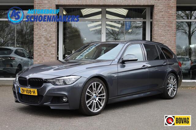 BMW 3-SERIE Touring 318i M Sport Corporate Lease CAMERA LEER+STOELVERWARMING DAB NAVI LED ZWARTE-HEMEL PANO/OPEN-DAK 19"LMV ELEK.LAADKLEP CRUISE NAP ENZ.